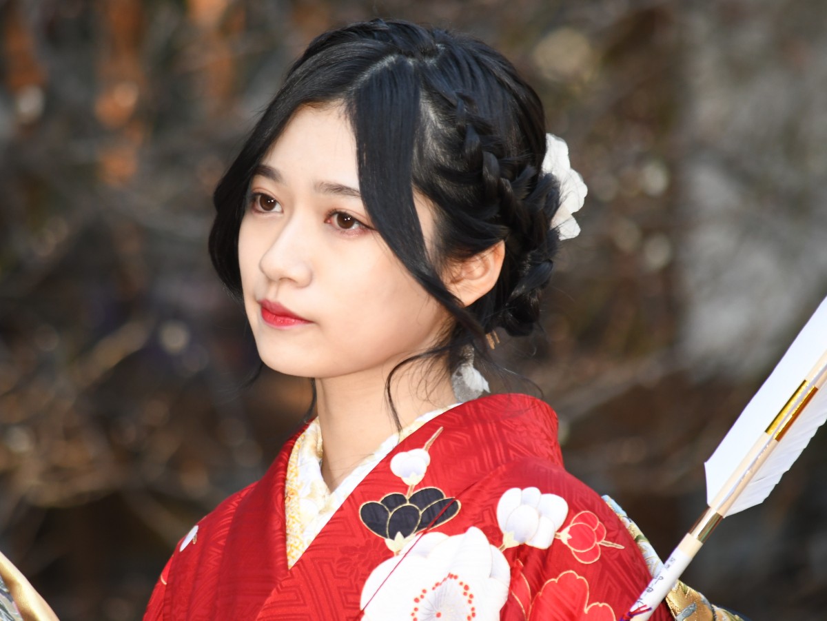 乃木坂46・齋藤飛鳥ら、艶やかな振り袖姿で成人式　憧れの女性像を明かす
