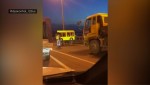 バスのコスプレをする歩行者（※yotube「Russians dress up as a bus to cross vehicle-only bridge」のスクリーンショット）