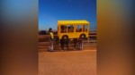 バスのコスプレをする歩行者（※yotube「Russians dress up as a bus to cross vehicle-only bridge」のスクリーンショット）