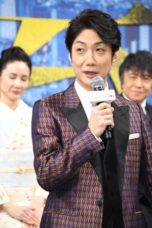 『七つの会議』完成報告記者会見に登場した野村萬斎