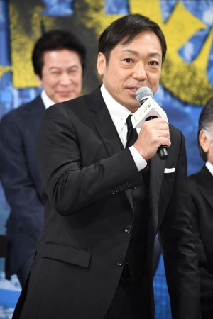 『七つの会議』完成報告記者会見に登場した香川照之