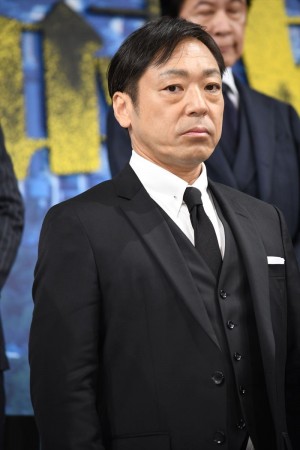 『七つの会議』完成報告記者会見に登場した香川照之