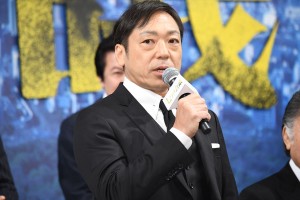 『七つの会議』完成報告記者会見に登場した香川照之