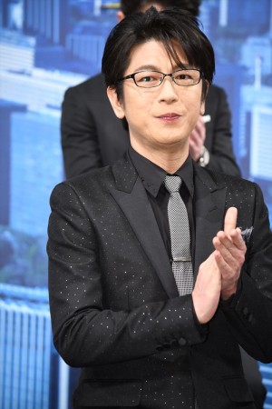 『七つの会議』完成報告記者会見に登場した及川光博