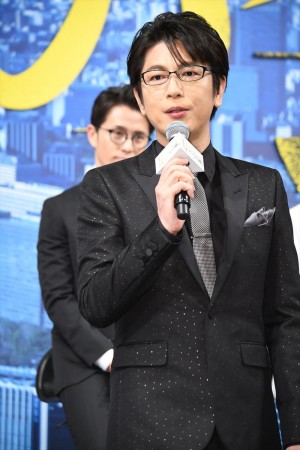 『七つの会議』完成報告記者会見に登場した及川光博