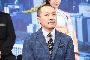 『七つの会議』完成報告記者会見に登場した音尾琢真