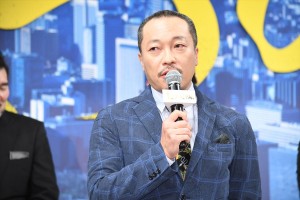 『七つの会議』完成報告記者会見に登場した音尾琢真