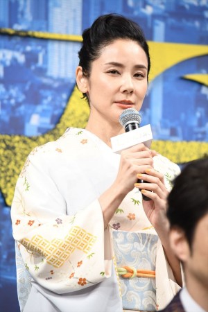 『七つの会議』完成報告記者会見に登場した吉田羊