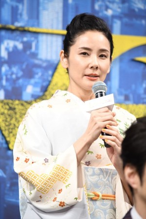 『七つの会議』完成報告記者会見に登場した吉田羊