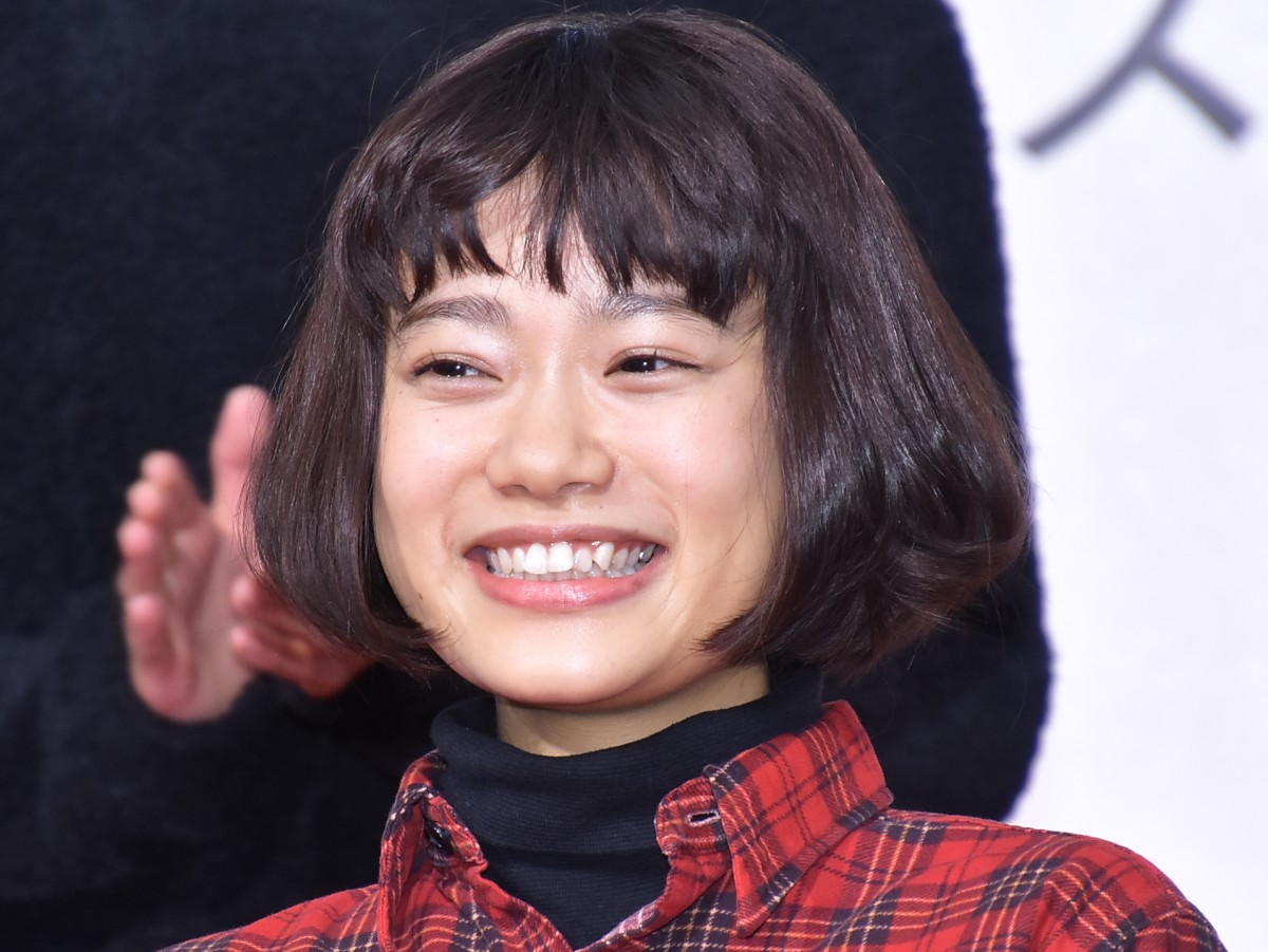 杉咲花、笑顔からの「ぶっ殺す」に視聴者騒然 『ハケン占い師アタル』初回