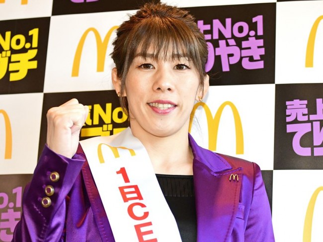 ダブチvsてりやきNo.1対決キャンペーン 1日CEO就任イベントに登場した吉田沙保里