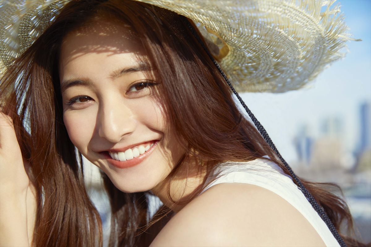 新木優子、カレンダー発売決定＆表紙解禁！ 初のファンイベントも開催