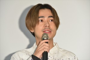 映画『チワワちゃん』公開記念舞台挨拶に登壇した成田凌