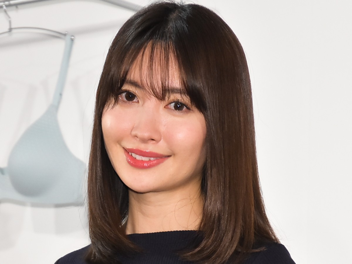 小嶋陽菜、セクシーな水着姿を披露 “美尻”に注目集まる