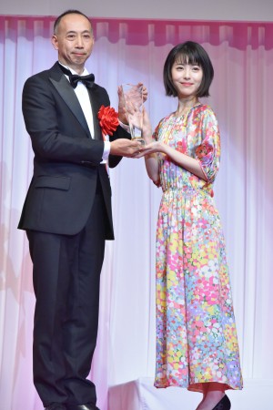 浜辺美波、「第30回日本ジュエリーベストドレッサー賞」表彰式に10代部門で登壇