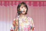 浜辺美波、「第30回日本ジュエリーベストドレッサー賞」表彰式に10代部門で登壇
