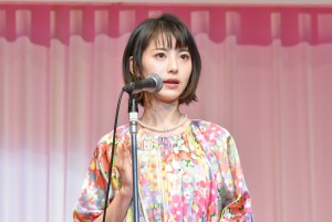 浜辺美波、「第30回日本ジュエリーベストドレッサー賞」表彰式に10代部門で登壇