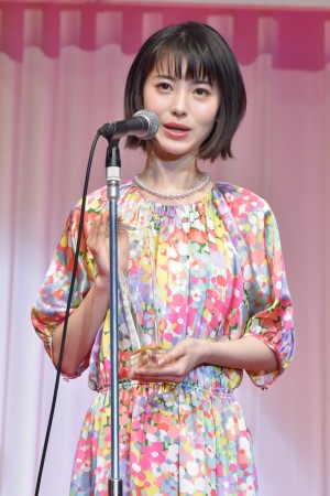 浜辺美波、「第30回日本ジュエリーベストドレッサー賞」表彰式に10代部門で登壇