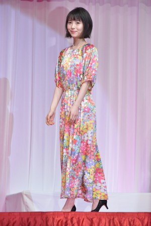 浜辺美波、「第30回日本ジュエリーベストドレッサー賞」表彰式に10代部門で登壇