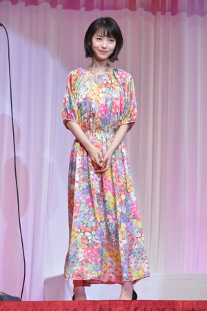 浜辺美波、「第30回日本ジュエリーベストドレッサー賞」表彰式に10代部門で登壇