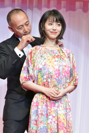 浜辺美波、「第30回日本ジュエリーベストドレッサー賞」表彰式に10代部門で登壇