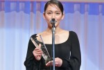 吉岡里帆、「第30回日本ジュエリーベストドレッサー賞」表彰式に20代部門で登壇