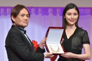 橋本マナミ、「第30回日本ジュエリーベストドレッサー賞」表彰式に30代部門で登壇