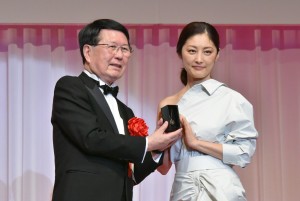 常盤貴子、「第30回日本ジュエリーベストドレッサー賞」表彰式に40代部門で登壇