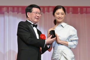 常盤貴子、「第30回日本ジュエリーベストドレッサー賞」表彰式に40代部門で登壇