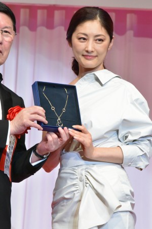 常盤貴子、「第30回日本ジュエリーベストドレッサー賞」表彰式に40代部門で登壇