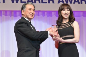 紫吹淳、「第30回日本ジュエリーベストドレッサー賞」表彰式に50代部門で登壇