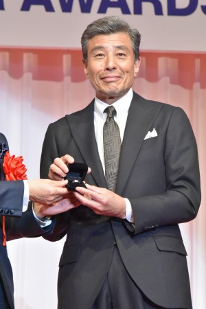 舘ひろし、「第30回日本ジュエリーベストドレッサー賞」表彰式に男性部門で登壇