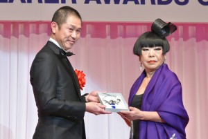 コシノジュンコ、「第30回日本ジュエリーベストドレッサー賞」表彰式に特別賞 女性部門で登壇