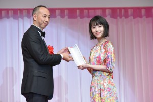 浜辺美波、「第30回日本ジュエリーベストドレッサー賞」表彰式に10代部門で登壇