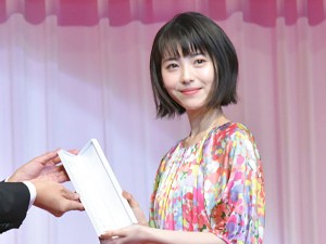 浜辺美波、「第30回日本ジュエリーベストドレッサー賞」表彰式に10代部門で登壇