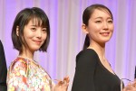 （左から）「第30回日本ジュエリーベストドレッサー賞」表彰式に登場した浜辺美波、吉岡里帆