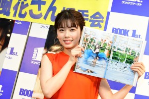 写真集『F』発売記念握手会に登場した小芝風花