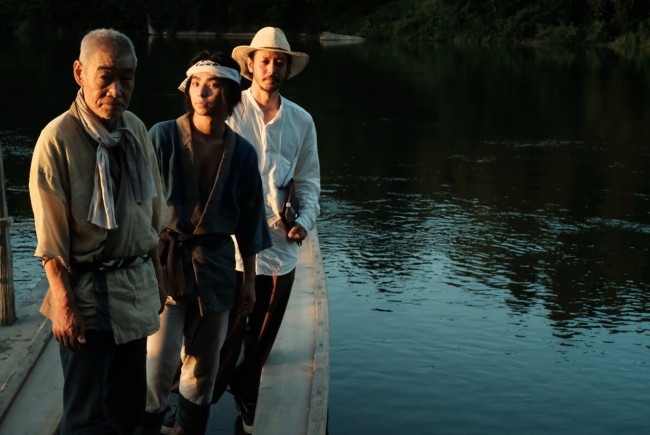 （左から）映画『ある船頭の話』に主演する柄本明、共演の村上虹郎、オダギリジョー監督