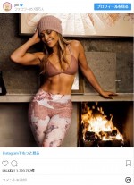 インスタグラムで披露された、超絶ボディショット！　※「ジェニファー・ロペス」インスタグラム