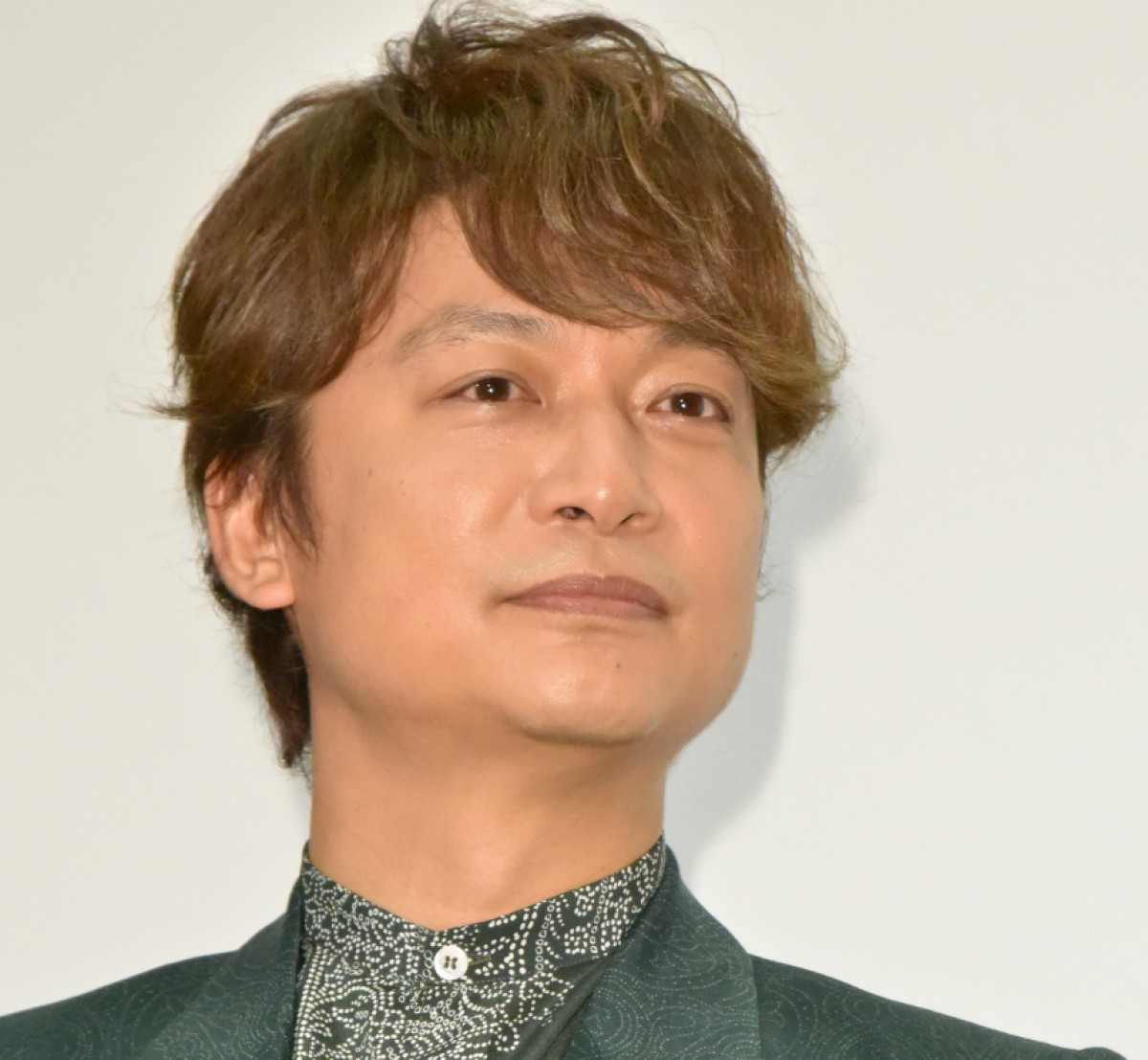 香取慎吾が42歳！ 稲垣、草なぎとの3ショット＆巨大ケーキも話題