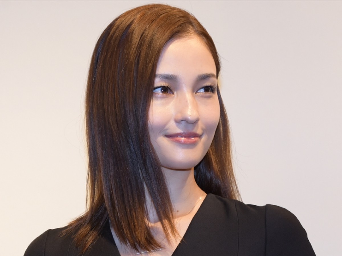 黒木メイサ、幼い頃の写真公開 「クルクルヘアーがコンプレックスで…」と告白