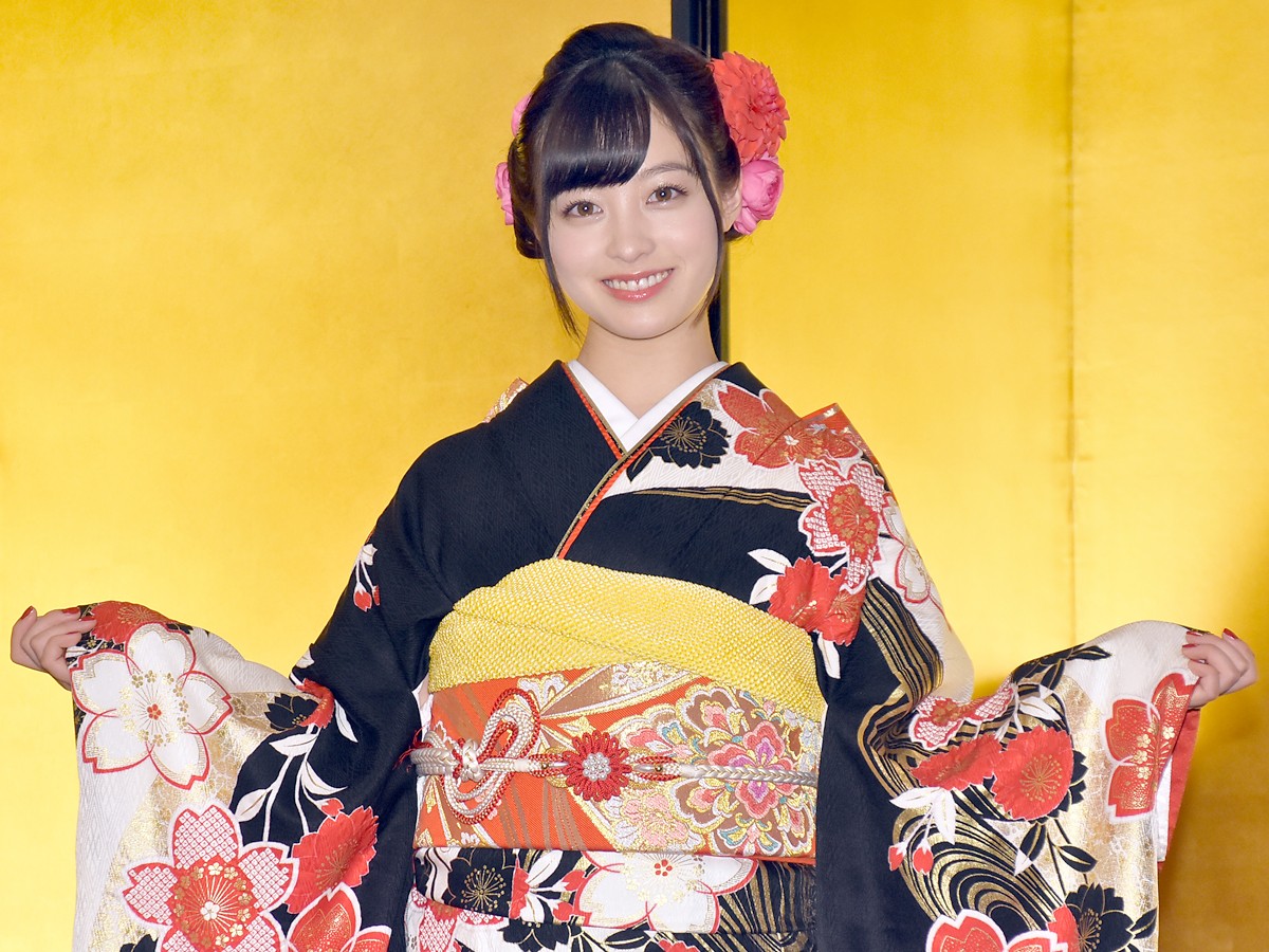 橋本環奈、金屏風の前で“20歳”会見「責任のある言動をしたい」