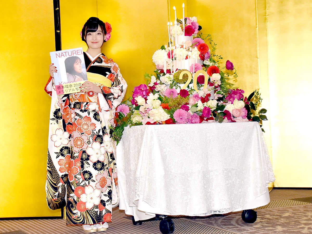 橋本環奈、金屏風の前で“20歳”会見「責任のある言動をしたい」
