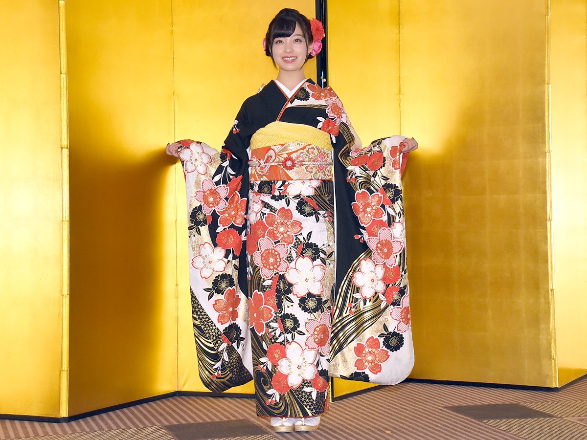 橋本環奈、金屏風の前で“20歳”会見「責任のある言動をしたい」