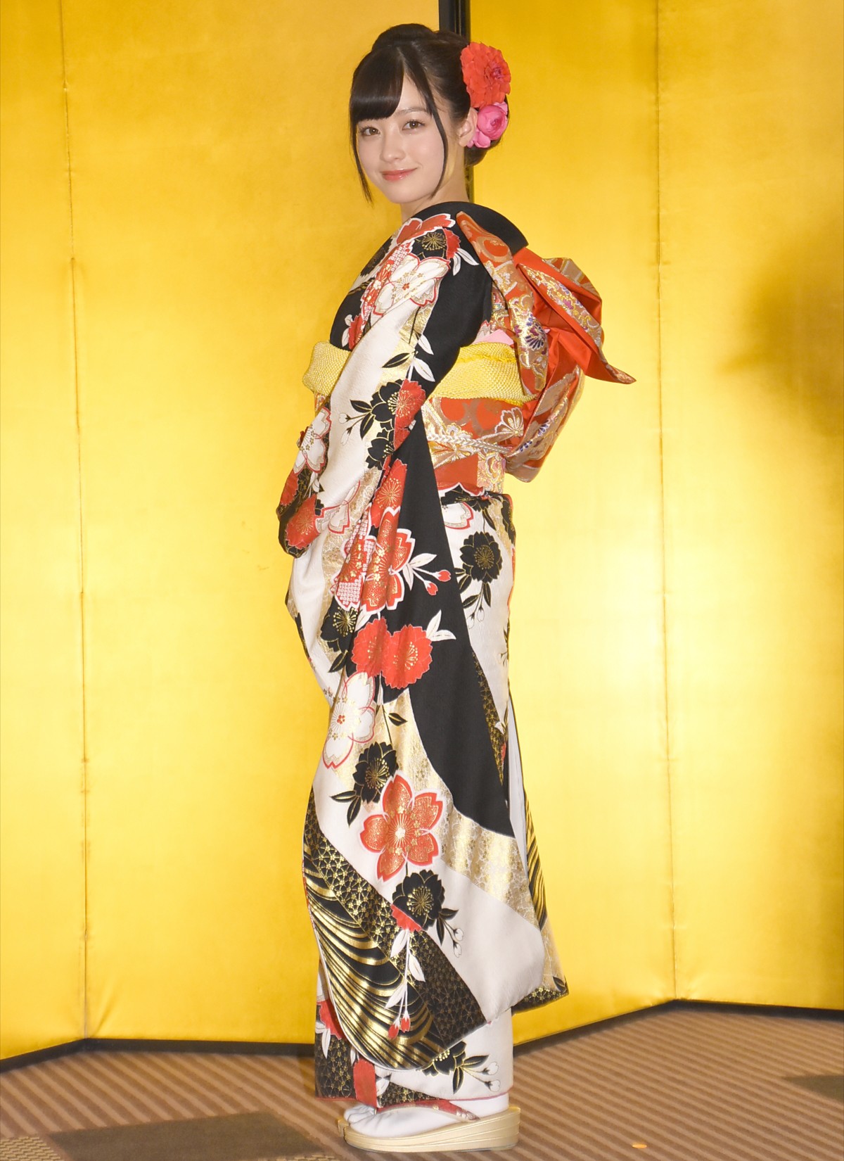橋本環奈、金屏風の前で“20歳”会見「責任のある言動をしたい」