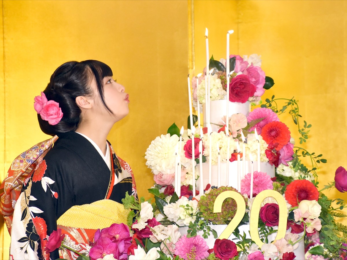 橋本環奈、金屏風の前で“20歳”会見「責任のある言動をしたい」