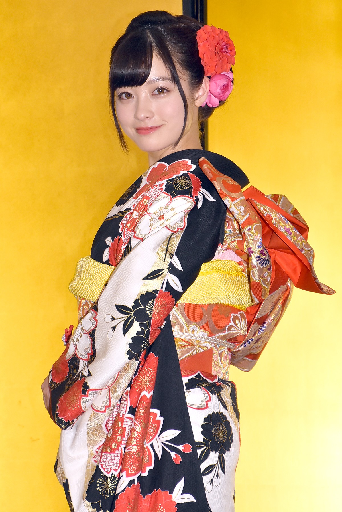 橋本環奈、金屏風の前で“20歳”会見「責任のある言動をしたい」