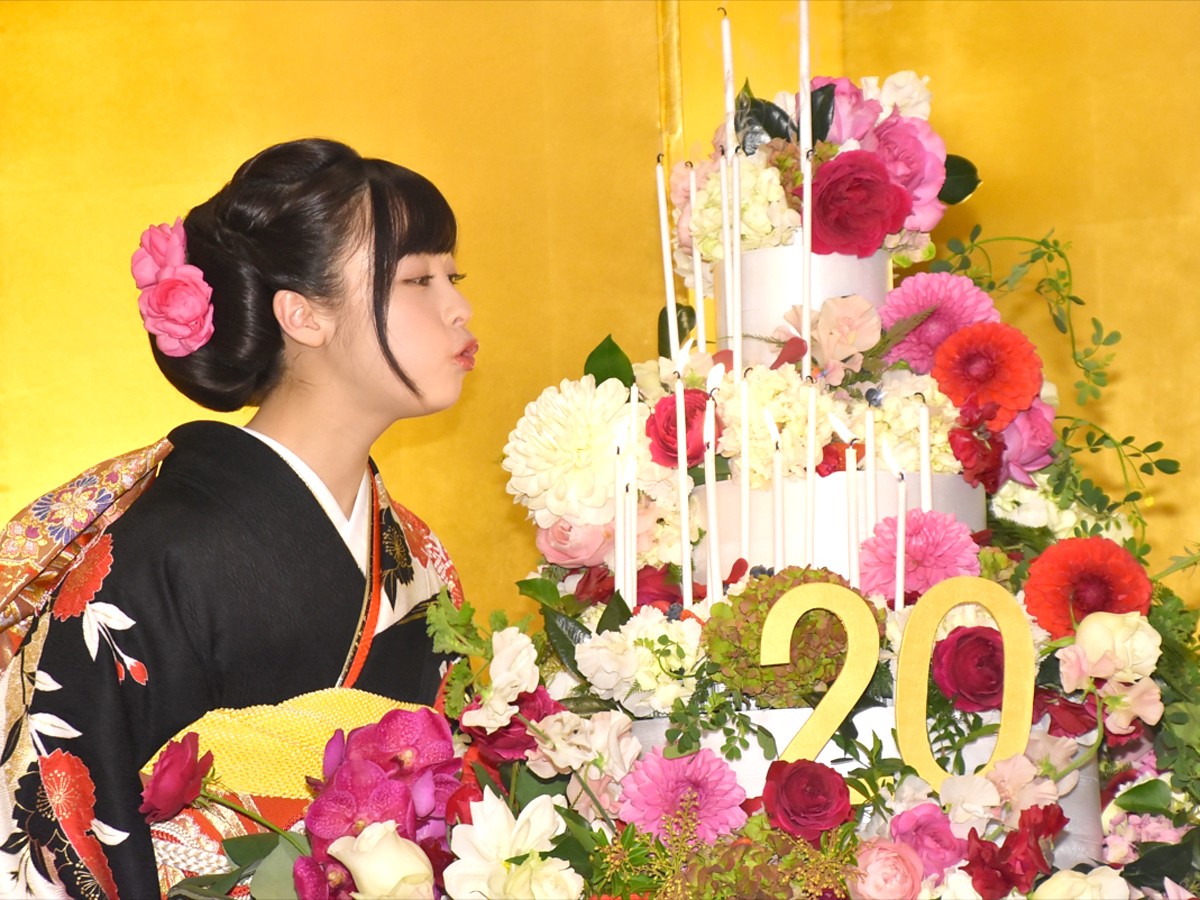 橋本環奈、金屏風の前で“20歳”会見「責任のある言動をしたい」