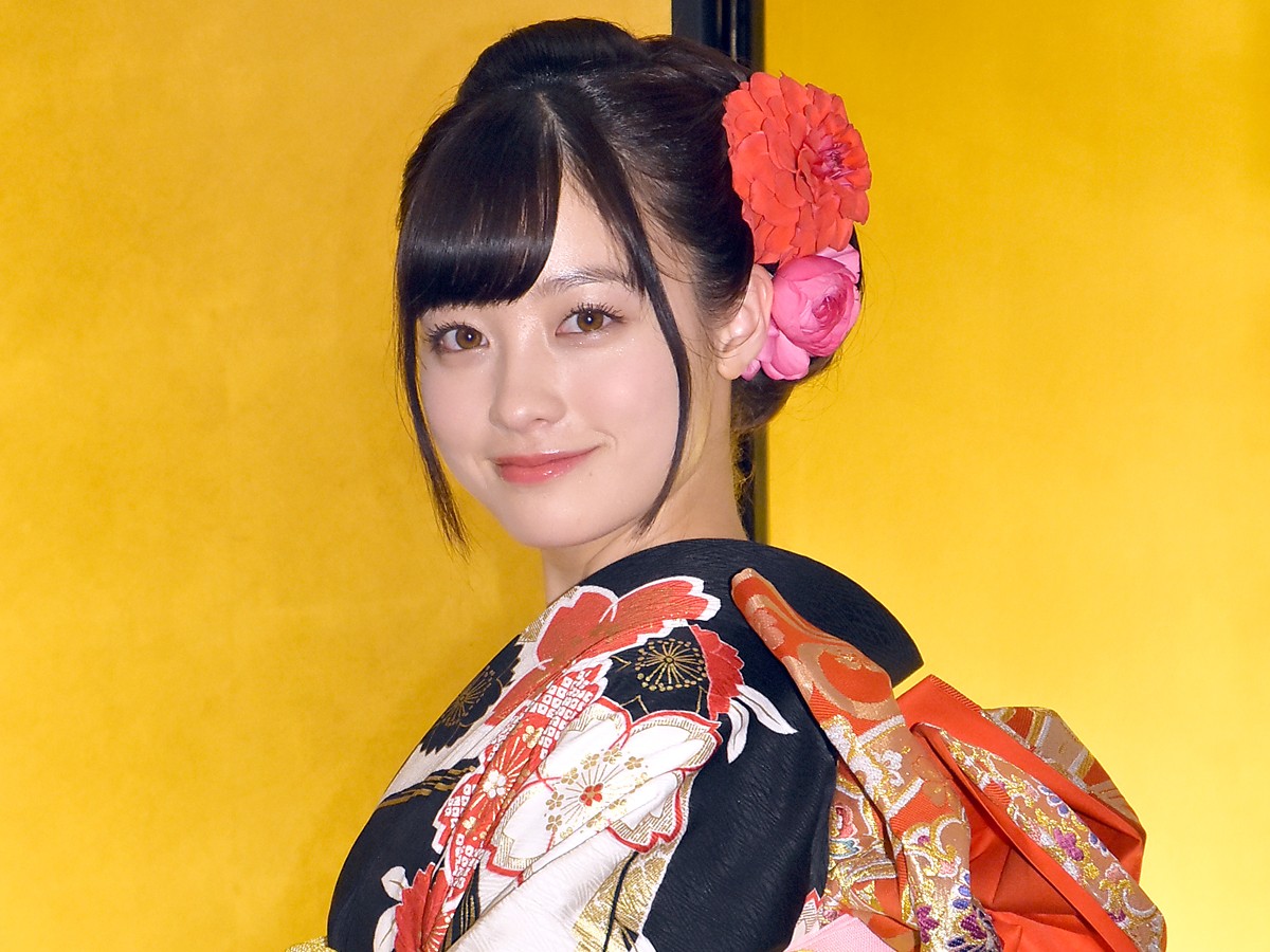 橋本環奈、金屏風の前で“20歳”会見「責任のある言動をしたい」
