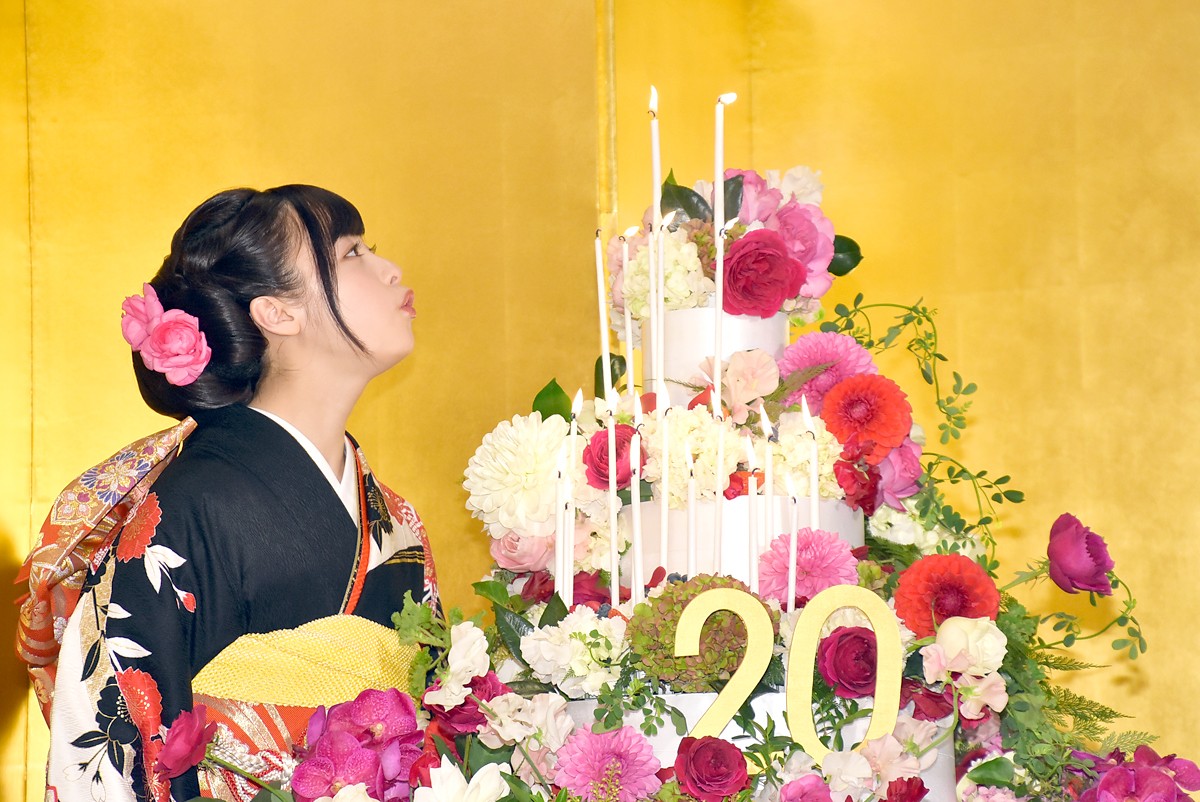 橋本環奈、金屏風の前で“20歳”会見「責任のある言動をしたい」